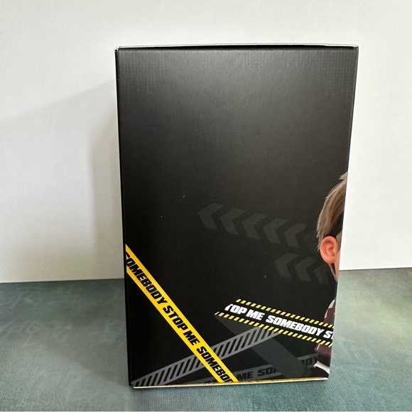 V Official BTS Tiny Tan Mic Drop Figure - Picture 4 of 5